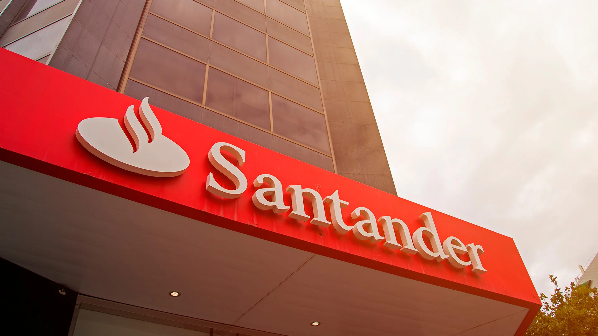 Boas notícias para os clientes dos grandes bancos! O Santander anunciou a renegociação de sua dívida, e a taxa de desconto pode chegar a 90%.