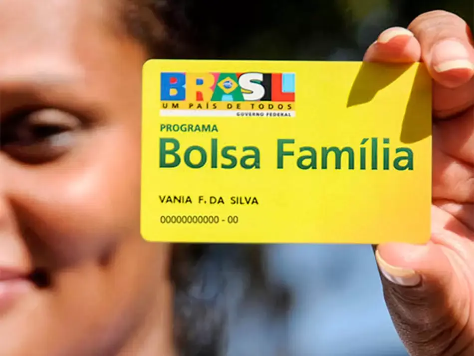 O Bolsa Família vai ter uma folga? Parte da população brasileira participante do programa Bolsa Família vive o dilema da ansiedade de perder o direito a um emprego formal e ao benefício. 