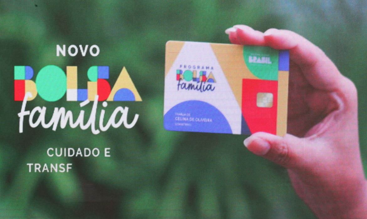 O presidente Luiz Inácio Lula da Silva assinou no último domingo (30) uma medida provisória para reajustar o salário mínimo para R$ 1.320 a partir de 1º de maio.