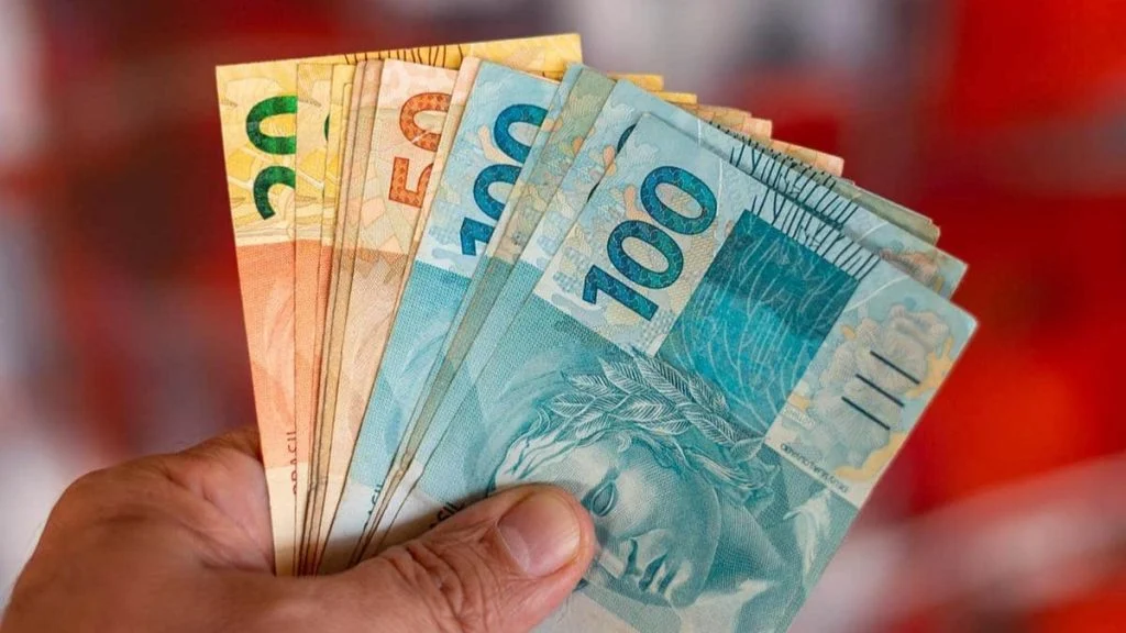Desde 1º de maio, o salário mínimo atual foi aumentado de R$ 1.302 para R$ 1.320. No entanto, na internet é generalizado que um novo salário mínimo de R$ 1,5 mil foi aprovado. 