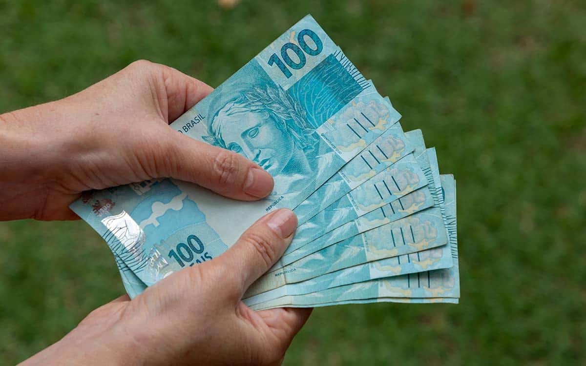O novo salário mínimo de R$ 1.320 entrará em vigor na segunda-feira, 1º de maio. Esse valor representa o segundo aumento do salário mínimo em 2023, após ser reajustado de R$ 1.212 para R$ 1.302 em janeiro.
