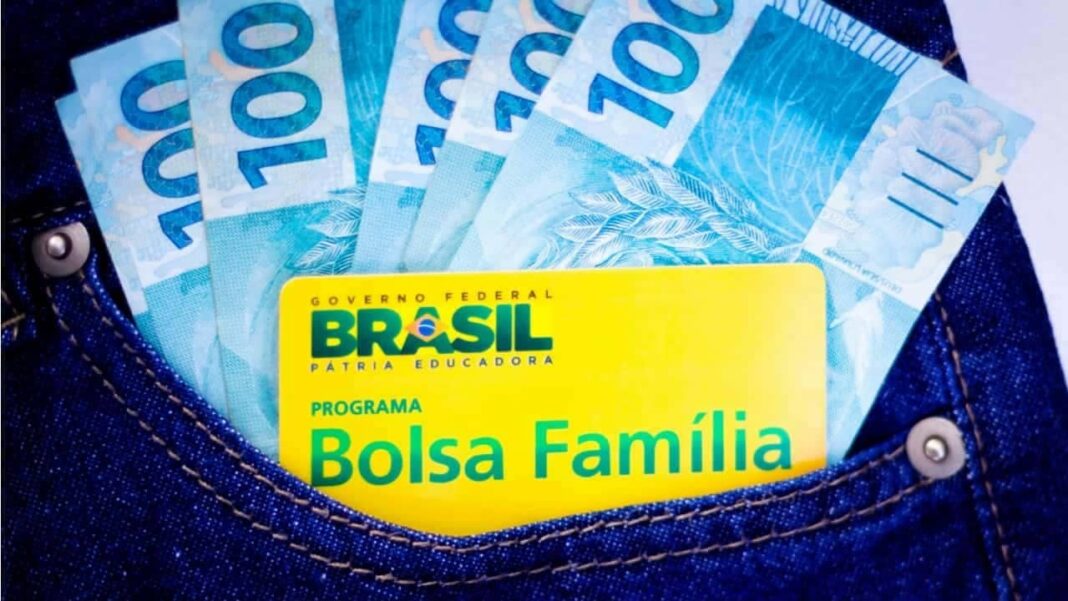O Bolsa Família caracteriza-se como um programa de transferência de renda que o Governo Federal oferece às famílias brasileiras em situação de vulnerabilidade socioeconômica.