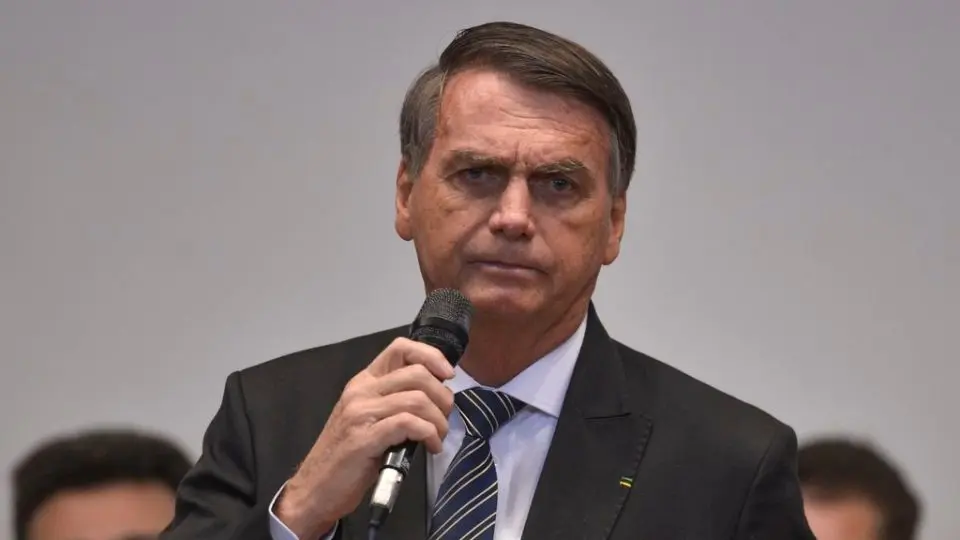 Após o Tribunal Superior Eleitoral (TSE) votar a inelegibilidade do ex-presidente Jair Bolsonaro, ele ainda pode responder sobre inadequações administrativas. O caso gira em torno de uma reunião com o embaixador em julho do ano passado.
