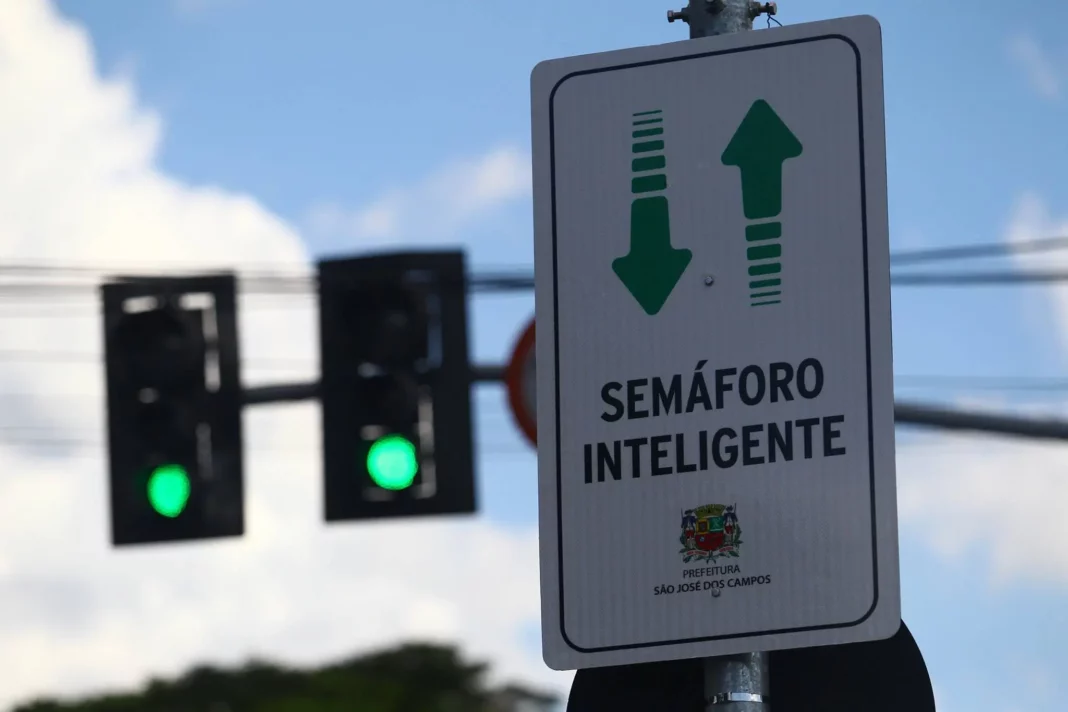Os motoristas de São Paulo devem ter notado uma placa um pouco diferente ao lado dos semáforos.